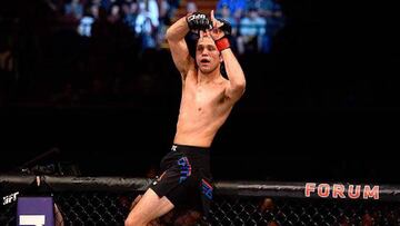 Frankie Edgar y Brian Ortega pelean en el UFC 222.