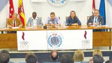 <b>MESA DE HONOR. </b>De izqda. a dcha: Pedro Ferrándiz, Joan Lino, Taib Hiaiti, Nicolai Mircha y Alfredo Relaño.