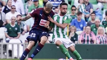Rafa Navarro lucha por un balón con Bebe ante el Levante.