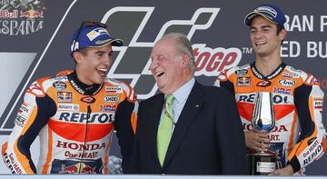 Marc Márquez y Dani Pedrosa junto al Rey emérito Juan Carlos, en el podio tras lograr la segunda, y primera posición respectivamente.