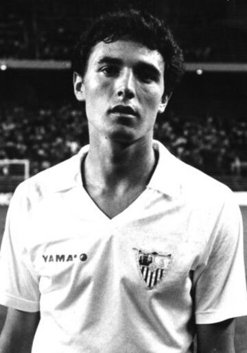 Jugó en el Sevilla entre 1982 y 1988. Ese año se fue al Barcelona, donde estuvo hasta 1992.