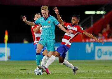 Frenkie de Jong con Yangel Herrera.