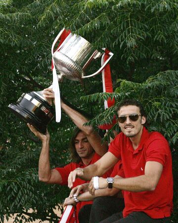 Antonio Puerta junto a Javi Navarro con el trofeo de la Copa del Rey el 24 de junio de 2007. 