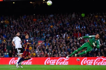 Diego Alves punches Neymar&#039;s effort away 