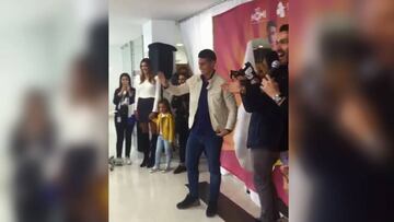 El 10 de corazones: James visita niños enfermos de cáncer