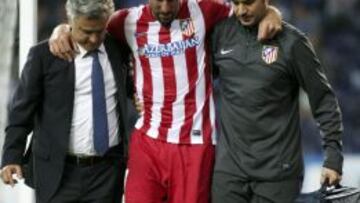 ATL34 OPORTO (PORTUGAL), 01/10/2013.- El delantero del Atlético de Madrid, Raúl García (c) abandona el campo tras su lesión durante su partido contra el Oporto correspondiente del grupo G de la Liga de Campeones disputado en el estadio Dragao de Oporto, Portugal hoy 1 de octubre del 2013. EFE/ESTELA SILVA