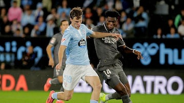 Williot Swedberg se dispone a golpear el balón ante Aurélien Tchouaméni en el partido entre el Celta y el Real Madrid en Balaídos.