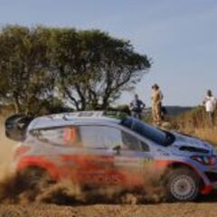 Paddon da la sorpresa en Italia y Sordo pierde una rueda