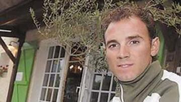 <b>PREPARADO. </b>Alejandro Valverde ayer en la puerta del hotel.