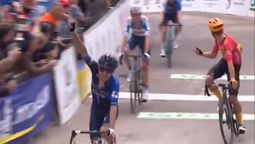 Johannessen señalando a Lenny Martinez sorprendido ante lo ocurrido.