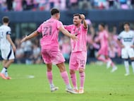 FORT LAUDERDALE, FLORIDA - DECEMBER 06: Lionel Messi #10 and Tadeo Allende #21 of Inter Miami CF celebrate winning the Audi 2025 MLS Cup Final match between Inter Miami CF and Vancouver Whitecaps FC at Chase Stadium on December 06, 2025 in Fort Lauderdale, Florida. Rich Storry/Getty Images/AFP (Photo by Rich Storry / GETTY IMAGES NORTH AMERICA / Getty Images via AFP)