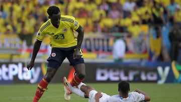 Colombia's defender Davinson Sanchez (L9 and Uruguay's midfielder Nicolas De La Cruz fight for the ball during the 2026 FIFA World Cup South American qualification football match between Colombia and Uruguay at the Roberto Melendez Metropolitan Stadium in Barranquilla, Colombia, on October 12, 2023. (Photo by Raul ARBOLEDA / AFP)