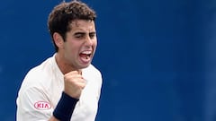 Jaume Munar celebra un punto ante Andrey Rublev durante su partido de segunda ronda del Winston-Salem Open en la Wake Forest University de Winston-Salem, North Carolina.