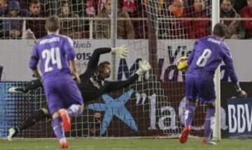 El delantero uruguayo del Espanyol Christian Ricardo Stuani lanza marcando gol ante el portero del Sevilla António Alberto Bastos, durante el partido de la vigésimo primera jornada de Liga de Primera División.