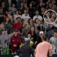 Kyrgios la vuelve a liar y bien: la cosa que lanzó al público de su país en vez de tirarlo a la basura