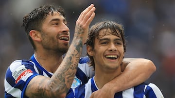 Alan Varela felicita a Rodrigo Mora por su segundo gol al Famalicão.