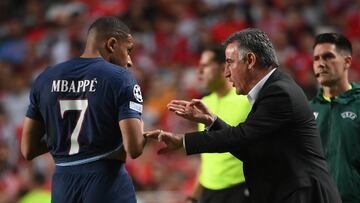 Paris Saint-Germain's French forward Kylian Mbappe (L) listens to Paris Saint-Germain's French head coach Christophe Galtier during the UEFA Champions League 1st round day 3 group H football match between SL Benfica and Paris Saint-Germain, at the Luz stadium in Lisbon on October 5, 2022. (Photo by FRANCK FIFE / AFP)