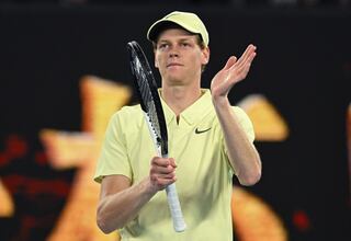 Sinner se deja un set en su camino para la defensa del título