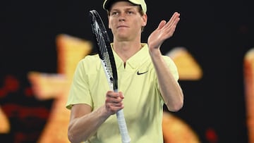 Jannik Sinner celebra su triunfo ante Tristan Schoolkate en el Open de Australia.
