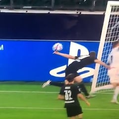 Iturralde: "Hay penalti por
mano del Mönchengladbach"