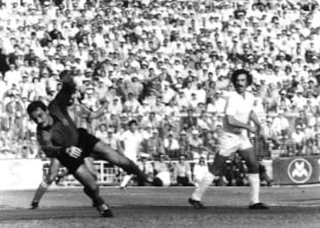 1979/1980 partido de Primera División entre el Real Madrid y el Valencia, del Bosque observando la estirada del portero