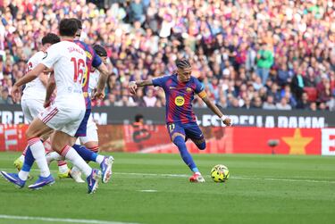 Raphinha marca el 4-1 al Sevilla. 
