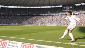 <b>ESPECTACULAR ESCENARIO. </b>El Olímpico de Berlín colgó el cartel de 'No hay billetes' para poder ver al Madrid. En la imagen, Özil sacando un córner en la primera parte.