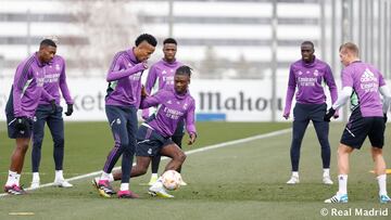 Alaba, a la izquierda, en la sesión de entrenamiento, junto con Valverde, Militao, Camavinga, Vinicius, Mendy y Kroos.