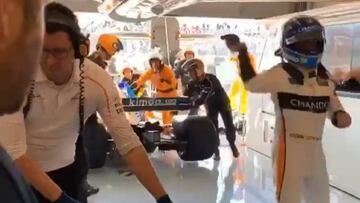 Alonso tiró los guantes malhumorado tras abandonar