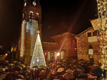 Ferrero Rocher iluminó la Plaza Mayor del pueblo zamorano de Puebla de Sanabria para ser la localidad mejor iluminada de España.