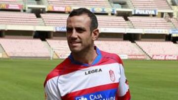 <b>PUESTA DE LARGO. </b>Moisés Hurtado se enfundó ayer la camiseta del Granada tras el entrenamiento.