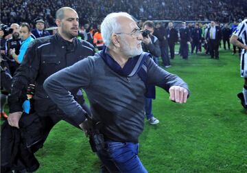 El presidente y dueño del PAOK Salonika fue noticia por bajar al césped con una pistola tras una decisión arbitral que anulaba un gol a su equipo.