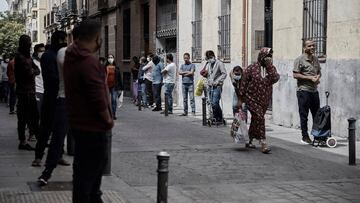 Gente hace cola en Lavapi&eacute;s. 