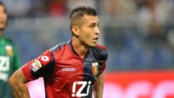 Matuzalém jugando con el Genoa.