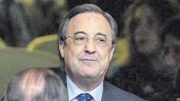 <b>SONRISA FICTICIA. </b>El presidente, a pesar de lo que refleje la imagen, está descontento con el técnico.