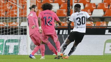 Sergio Ramos entra a Musah en el inicio de la jugada que se desembocó en el tercer penalti del Valencia-Real Madrid de LaLiga Santander 2020-2021.