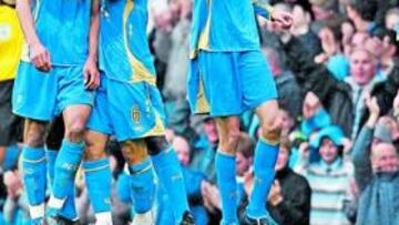 Jugadores del Portsmouth celebran un tanto durante un encuentro