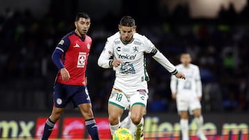 MEX0000. CIUDAD DE MÉXICO (MÉXICO), 15/04/2025.- Erick Lira (i) de Cruz Azul disputa un balón con James Rodríguez (d) del León este martes, durante un juego por la jornada 15 del torneo Clausura 2025 de la Liga MX, en el estadio Olímpico Universitario de Ciudad de México (México). EFE/ Sáshenka Gutiérrez
