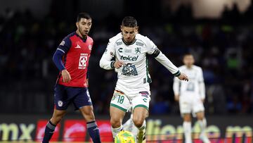 MEX0000. CIUDAD DE MÉXICO (MÉXICO), 15/04/2025.- Erick Lira (i) de Cruz Azul disputa un balón con James Rodríguez (d) del León este martes, durante un juego por la jornada 15 del torneo Clausura 2025 de la Liga MX, en el estadio Olímpico Universitario de Ciudad de México (México). EFE/ Sáshenka Gutiérrez