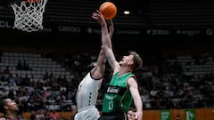 BADALONA (BARCELONA), 03/05/2025.- Artem Pustovyi del Joventut entra a canasta frente Marvin Jones (i) del Bilbao Basket este s芍bado, durante el partido de Liga Endesa en el pabell車n ol赤mpico de Badalona. EFE/ Alejandro Garc赤a