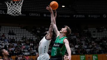 BADALONA (BARCELONA), 03/05/2025.- Artem Pustovyi del Joventut entra a canasta frente Marvin Jones (i) del Bilbao Basket este sábado, durante el partido de Liga Endesa en el pabellón olímpico de Badalona. EFE/ Alejandro García