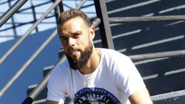 El portero Sergio Álvarez posa para AS en las instalaciones deportivas de A Madroa.