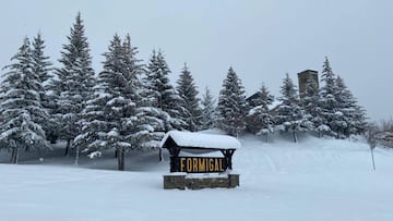 Cartel de la estaci&oacute;n de esqu&iacute; de Formigal (Grupo Aramon), Arag&oacute;n, Espa&ntilde;a, cubierto de nieve con avetos tambi&eacute;n cubiertos de nieve, en diciembre del 2020.