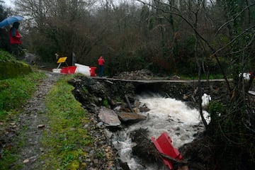 La crecida del arroyo Pereanes obliga a cortar el acceso que le quedaba al pueblo de San Vicente de Leira, a 16 de enero de 2023, en Vilamartín de Valdeorras, Ourense, Galicia.