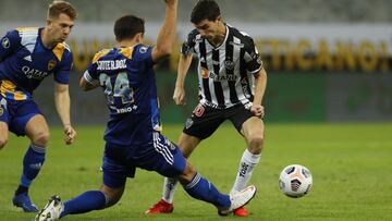 Nacho Fernandez of Brazil&#039;s Atletico Mineiro, center, is challenged by Carlos Izquierdoz of Argentina&#039;s Boca Juniors (24) during a Copa Libertadores round of 16 second leg soccer match in Belo Horizonte, Brazil, Tuesday, July 20, 2021. (AP Photo/Bruna Prado, Pool)