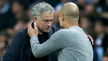 El entrenador portugués del Manchester City, José Mourinho, saluda al entrenador español del Manchester City, Pep Guardiola, al final del derbi de Manchester disputado en el Etihad Stadium, en Manchester.