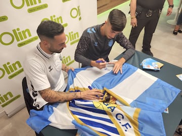 Víctor García y Larrubia, firmando autógrafos en Fuengirola.