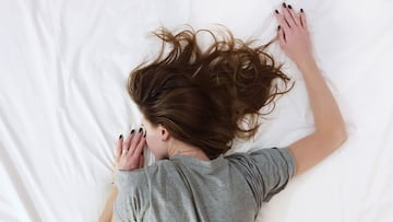 Un hombre pregunta al mundo si es un imbécil después de que su novia se enfade por no cumplir su papel de alarma humana