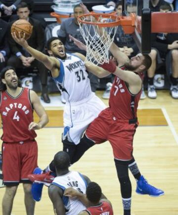 Un gigante llamado Karl-Anthony Towns supera a Valanciunas. El pívot de los Wolves sigue dando pasos hacia el premio de Rookie del Año.