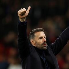 Van Nistelrooy debuta con triunfo al frente del Manchester United y se une a un selecto grupo